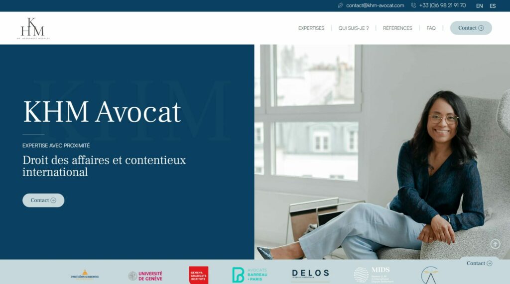 Page d’accueil « KHM Avocat » — Droit des affaires et contentieux international, portrait d’une avocate assise, bandeau Contact.
